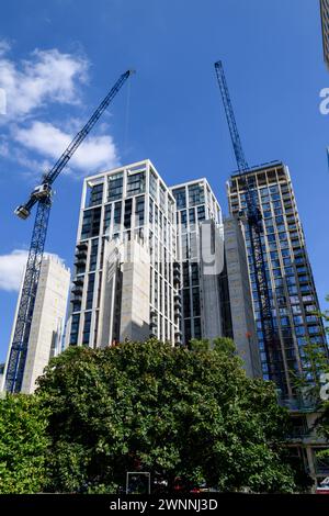 Turmkräne auf der Baustelle Southbank Place Belvedere Road, Southbank, London, Großbritannien. August 2023 Stockfoto