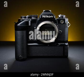 Göteborg, Schweden - 25. Februar 2024: Nikon FM Filmfotokamera mit Wickler Stockfoto