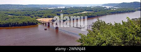 Die Black Hawk Bridge überspannt den Mississippi River und verbindet Lansing IA mit WI. Eine genietete eiserne Fachwerkbrücke, die 1931 von einem malerischen Aussichtspunkt auf dem Berg H erbaut wurde Stockfoto