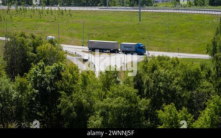 Göteborg, Schweden - Mai 30 2023: Containerwagen überquert eine Kreuzung Stockfoto