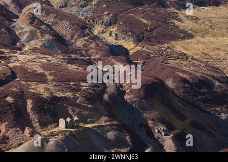 Ein zerstörter Minenbau über den oberen Gunnerside Gill bei der Bunton Mine in Swaledale in den Yorkshire Dales, Großbritannien Stockfoto