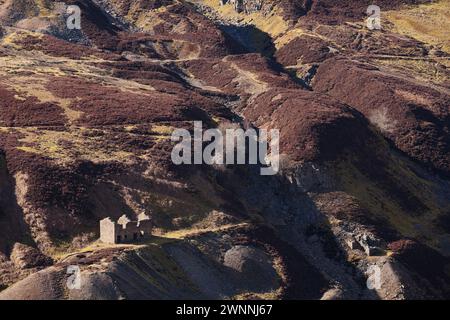 Ein zerstörter Minenbau über den oberen Gunnerside Gill bei der Bunton Mine in Swaledale in den Yorkshire Dales, Großbritannien Stockfoto