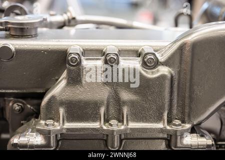 Göteborg, Schweden - 11. Februar 2024: Einzelheiten zu einem Dieselmotorblock Stockfoto