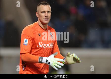 Bergamo, Italien. März 2024. Lukasz Skorupski vom FC Bologna sieht sich während des Spiels der Serie A im Gewiss-Stadion in Bergamo an. Der Bildnachweis sollte lauten: Jonathan Moscrop/Sportimage Credit: Sportimage Ltd/Alamy Live News Stockfoto