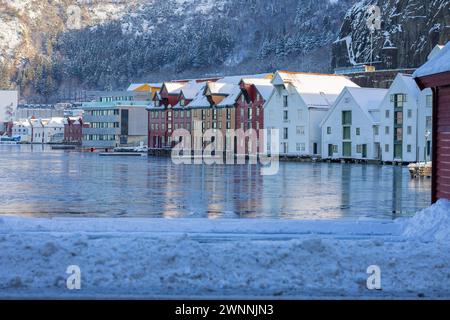 Typischer Hafen oder Fischerhäuser in Skutevik, Skuteviksbodene, an einem kalten, aber sonnigen Wintertag. Typische Häuser am Meer im Norden von bergen, Norwegen. Stockfoto