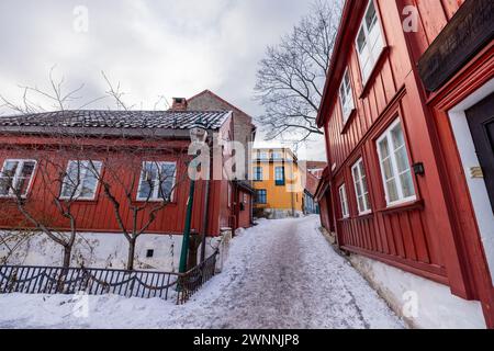 Häuser im damstredeten Teil von Oslo, alte alte historische Gebäude, die noch immer in der Hauptstadt Norwegens gefunden werden. Winterkulisse mit Schnee, malerische Gebäude Stockfoto
