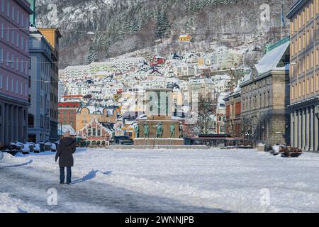 Platz in bergen mit einem Denkmal für Seeleute oder Sjømannsmonumentet, im Zentrum von Bergen an einem sonnigen Tag, mit typischen Häusern als Kulisse. Stockfoto