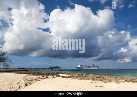 Der Vormittagsblick auf die schwimmenden Schiffe in der Nähe der Grand Cayman Island Seven Mile Beach und ein versunkenes Schiff unter der schweren Wolke (Cayman Inseln). Stockfoto