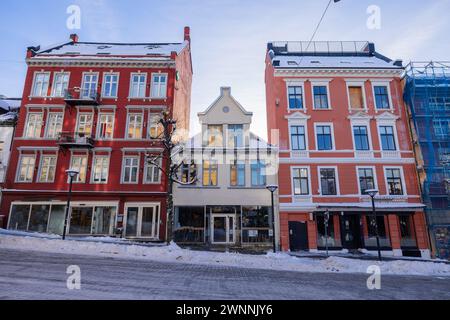 Detailansicht von drei Häusern in bryggen, Teil von Bergen City in Norwegen. Malerische Häuser an einem kleinen Hang an einem kalten Wintertag. Schönes Set von typischen Stockfoto