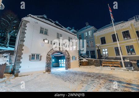 Unterbahnhof der Standseilbahn in Bergen, auch bekannt als Floibsanen. Nächtliches Foto der legendären Seilbahnstation No People. Stockfoto