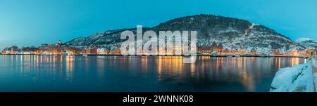 Wunderschönes abendliches Panorama auf Bergen Uferpromenade, Bryggen Gegend. Magische weite Stadtlandschaft bei Nacht, die die gesamte Bucht von Bergen bedeckt. Lange Belichtung, Licht Stockfoto