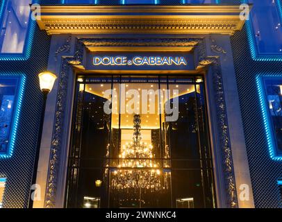 Paris, Frankreich-02. März 2024 : das Modegeschäft von Dolce Gabbana befindet sich in der Nähe der Champs-Elysées, an der Avenue Montaigne, einer der beliebtesten Stockfoto