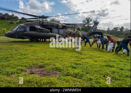 Rambala, Panama. 29. Februar 2024. Soldaten der US-Armee und Zivilisten aus Panama entladen Nahrung und Baumaterial aus einem UH-60 Blackhawk Hubschrauber während der Übung PANAMAX, 29. Februar 2024 in der Nähe von Rambala, Panama, 29. Februar, 2024. während der Übung transportierte das 1-228th Aviation Regiment über 500 Tausend Pfund Ausrüstung einschließlich Nahrung und Vorräte sowie medizinisches Team, um die lokalen Bewohner zu versorgen. Kredit: TSgt. Nick Erwin/US Army/Alamy Live News Stockfoto