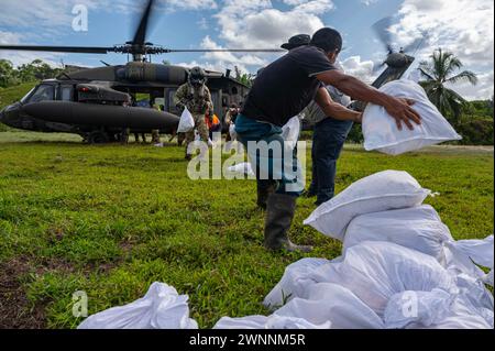 Rambala, Panama. 29. Februar 2024. Soldaten der US-Armee und Zivilisten aus Panama entladen Nahrung und Baumaterial aus einem UH-60 Blackhawk Hubschrauber während der Übung PANAMAX, 29. Februar 2024 in der Nähe von Rambala, Panama, 29. Februar, 2024. während der Übung transportierte das 1-228th Aviation Regiment über 500 Tausend Pfund Ausrüstung einschließlich Nahrung und Vorräte sowie medizinisches Team, um die lokalen Bewohner zu versorgen. Kredit: TSgt. Nick Erwin/US Army/Alamy Live News Stockfoto