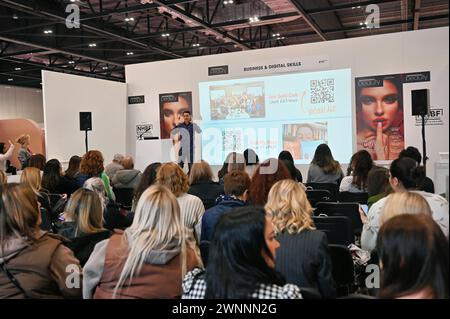 London, Großbritannien. März 2024. Hunderte von Ständen stellen bei der führenden Veranstaltung Großbritanniens für Spa-, Salon- und Nagelprofis im Excel London aus. Quelle: Siehe Li/Picture Capital/Alamy Live News Stockfoto