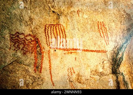 Alte indische rote Piktogramme, die in den Dragoon Mountains im Süden Arizonas gefunden wurden. Stockfoto