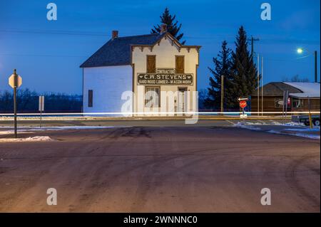 Fort MacLeod, Alberta, 18. Februar 2024: Historisches C. W. Stevens Lumber and Wagon Work Store. Stockfoto