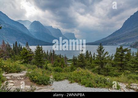 Blick auf die Berge vom Wild Goose Island Lookout auf der Sun Road entlang des Saint Mary Lake im Glacier National Park, Montana Stockfoto