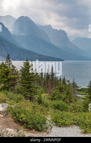 Blick auf die Berge vom Wild Goose Island Lookout auf der Sun Road entlang des Saint Mary Lake im Glacier National Park, Montana Stockfoto