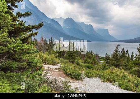 Blick auf die Berge vom Wild Goose Island Lookout auf der Sun Road entlang des Saint Mary Lake im Glacier National Park, Montana Stockfoto