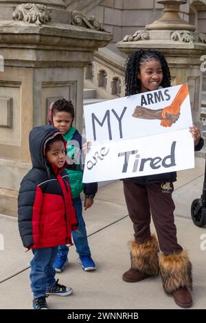 Lansing, Michigan, USA. März 2024. Die Poor Peoples Campaign organisierte einen marsch und eine Kundgebung im Michigan State Capitol, Teil eines koordinierten Aktionstages in 32 bundesstaaten. Zu den Forderungen der Gruppe gehörten ein Lebenslohn, eine erschwingliche Gesundheitsversorgung, eine vollständig finanzierte öffentliche Bildung sowie saubere Luft und Wasser. Quelle: Jim West/Alamy Live News Stockfoto