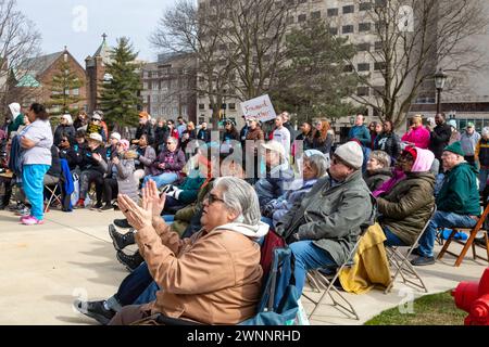 Lansing, Michigan, USA. März 2024. Die Poor Peoples Campaign organisierte einen marsch und eine Kundgebung im Michigan State Capitol, Teil eines koordinierten Aktionstages in 32 bundesstaaten. Zu den Forderungen der Gruppe gehörten ein Lebenslohn, eine erschwingliche Gesundheitsversorgung, eine vollständig finanzierte öffentliche Bildung sowie saubere Luft und Wasser. Quelle: Jim West/Alamy Live News Stockfoto