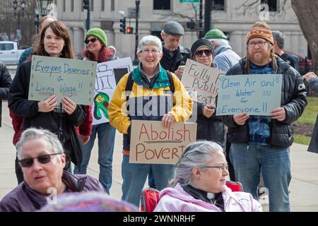 Lansing, Michigan, USA. März 2024. Die Poor Peoples Campaign organisierte einen marsch und eine Kundgebung im Michigan State Capitol, Teil eines koordinierten Aktionstages in 32 bundesstaaten. Zu den Forderungen der Gruppe gehörten ein Lebenslohn, eine erschwingliche Gesundheitsversorgung, eine vollständig finanzierte öffentliche Bildung sowie saubere Luft und Wasser. Quelle: Jim West/Alamy Live News Stockfoto