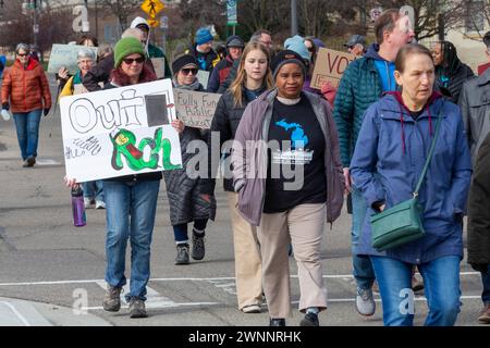 Lansing, Michigan, USA. März 2024. Die Poor Peoples Campaign organisierte einen marsch und eine Kundgebung im Michigan State Capitol, Teil eines koordinierten Aktionstages in 32 bundesstaaten. Zu den Forderungen der Gruppe gehörten ein Lebenslohn, eine erschwingliche Gesundheitsversorgung, eine vollständig finanzierte öffentliche Bildung sowie saubere Luft und Wasser. Quelle: Jim West/Alamy Live News Stockfoto