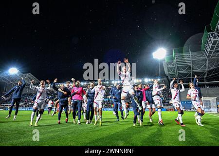 Bergamo, Italien. März 2024. Das Team von Bologna FC feiert den Sieg unter den Anhängern des Bologna FC beim Spiel Atalanta BC gegen Bologna FC, italienische Fußball Serie A in Bergamo, Italien, 03. März 2024 Credit: Independent Photo Agency/Alamy Live News Stockfoto