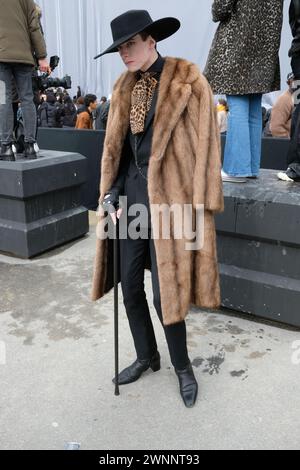 Des Stars de la K-Pop , du Rap, un Champion du Monde de de Judo, sont venus au Show Balenciaga à Paris. Les Fans étaient nombreux à l'extérieur Stockfoto