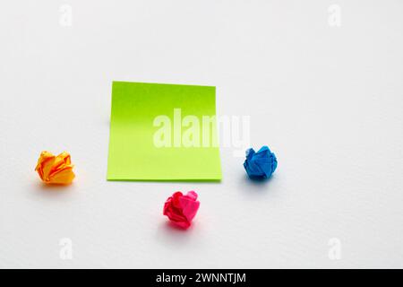 Grüne Note mit anderen um sie herum zerknittert und verworfen Stockfoto