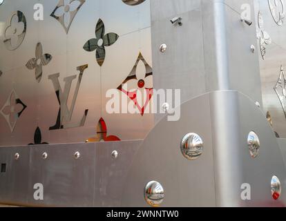 EIN MAMMOTH LOUIS VUITTON KOFFERRAUM AUF DER CHAMPS ELYSEES PARIS Stockfoto