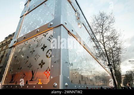 EIN MAMMOTH LOUIS VUITTON KOFFERRAUM AUF DER CHAMPS ELYSEES PARIS Stockfoto