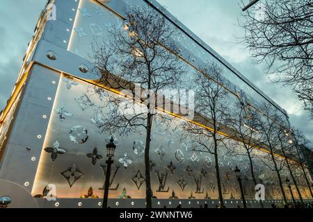 EIN MAMMOTH LOUIS VUITTON KOFFERRAUM AUF DER CHAMPS ELYSEES PARIS Stockfoto