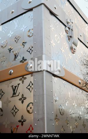 EIN MAMMOTH LOUIS VUITTON KOFFERRAUM AUF DER CHAMPS ELYSEES PARIS Stockfoto