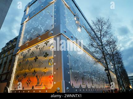 EIN MAMMOTH LOUIS VUITTON KOFFERRAUM AUF DER CHAMPS ELYSEES PARIS Stockfoto