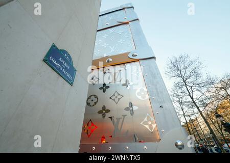 EIN MAMMOTH LOUIS VUITTON KOFFERRAUM AUF DER CHAMPS ELYSEES PARIS Stockfoto