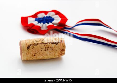 Chilenischer Weinkork mit Karte von Chile und Rosette mit Flaggenfarben im Hintergrund Stockfoto