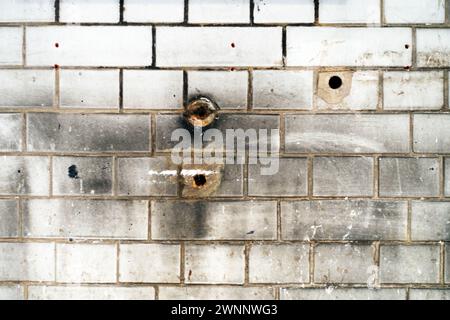 Eine weiße Industriemauer mit Ziegeln und Flecken und dunklen Fugen Stockfoto