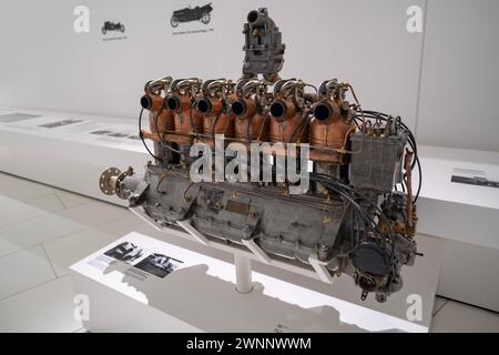 Alter Porsche luftgekühlter 6-Zylinder-Heckmotor 1912 Ausstellung Porsche-Museum, Oldtimer-Retro-Stil, Automobil-Leidenschaft, Geschichte Automobil-Indu Stockfoto