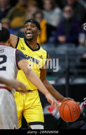 London, Kanada. März 2024. Der Windsor Express besiegt den London Lightning 100-95 in Reglement. Jeremiah Mordi (4) des London Lightning. Quelle: Luke Durda/Alamy Live News Stockfoto