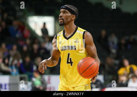 London, Kanada. März 2024. Der Windsor Express besiegt den London Lightning 100-95 in Reglement. Jeremiah Mordi (4) des London Lightning. Quelle: Luke Durda/Alamy Live News Stockfoto