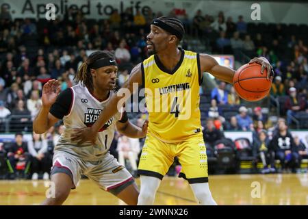 London, Kanada. März 2024. Der Windsor Express besiegt die London Lightning 100-95 in Reglement. Jeremiah Mordi (4) vom London Lightning. Quelle: Luke Durda/Alamy Live News Stockfoto