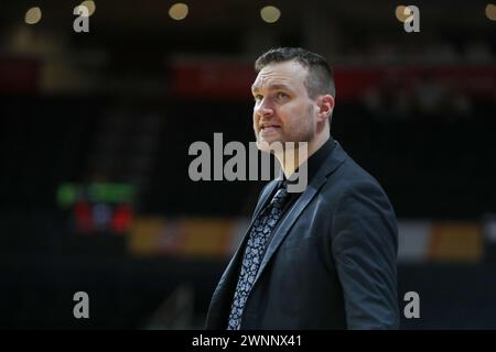 London, Kanada. März 2024. Der Windsor Express besiegt die London Lightning 100-95 in Reglement. Der London Lightning Coach Doug Plumb. Quelle: Luke Durda/Alamy Live News Stockfoto