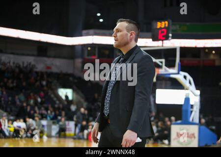 London, Kanada. März 2024. Der Windsor Express besiegt die London Lightning 100-95 in Reglement. Der London Lightning Coach Doug Plumb. Quelle: Luke Durda/Alamy Live News Stockfoto