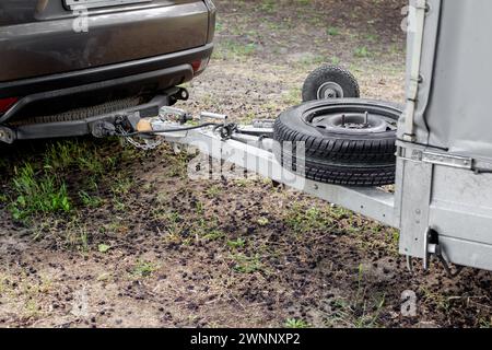 Anhängekupplung an einem Fahrzeug. Anhängerdeichsel mit Reserverad. Stockfoto