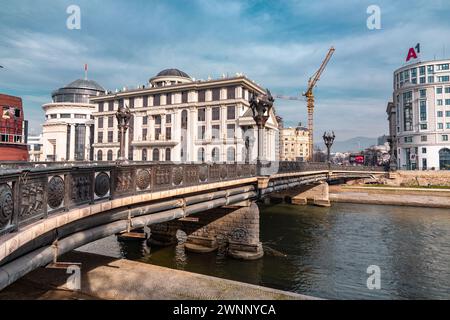 Skopje, Nordmazedonien - 7. Februar 2024: Städtische Landschaftsgestaltung und Architektur rund um den Fluss Vardar in Skopje, der Hauptstadt Nordmazedoniens. Stockfoto