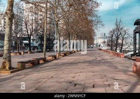 Skopje, Nordmazedonien - 7. Februar 2024: Städtische Landschaftsgestaltung und Architektur rund um den Fluss Vardar in Skopje, der Hauptstadt Nordmazedoniens. Stockfoto