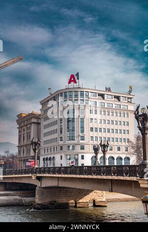 Skopje, Nordmazedonien - 7. Februar 2024: Städtische Landschaftsgestaltung und Architektur rund um den Fluss Vardar in Skopje, der Hauptstadt Nordmazedoniens. Stockfoto