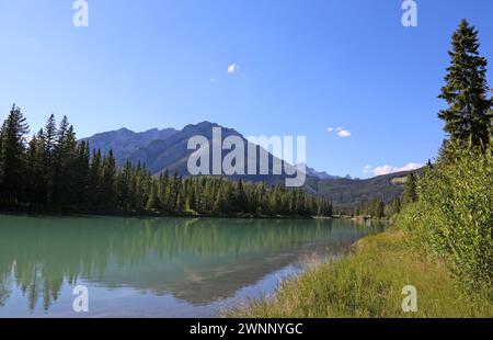 Der Bow River fließt durch die Stadt Banff. Gedreht im Banff National Park, Alberta, Kanada. Stockfoto